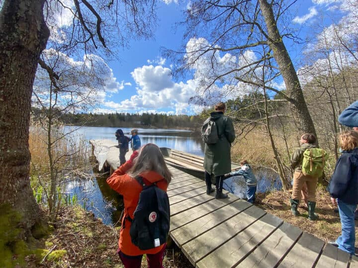 Personer på brygga vid Stockbysjön